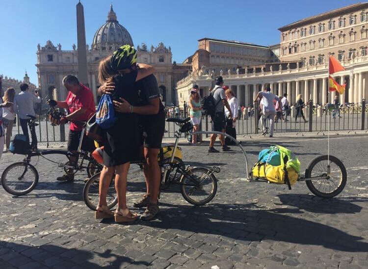 2plega2's tweet photo. Tres años desde que unimos #Jerez con #Roma por los que padecen #FibrosisQuística...

Tres años desde ese #abrazo que ahora tanto se valora...

Aún nos quedan aventuras por vivir y motivos por los que luchar💪🏼

¡Siempre de frente! #bicicletaplegable #brompton https://t.co/232CyQlCUr