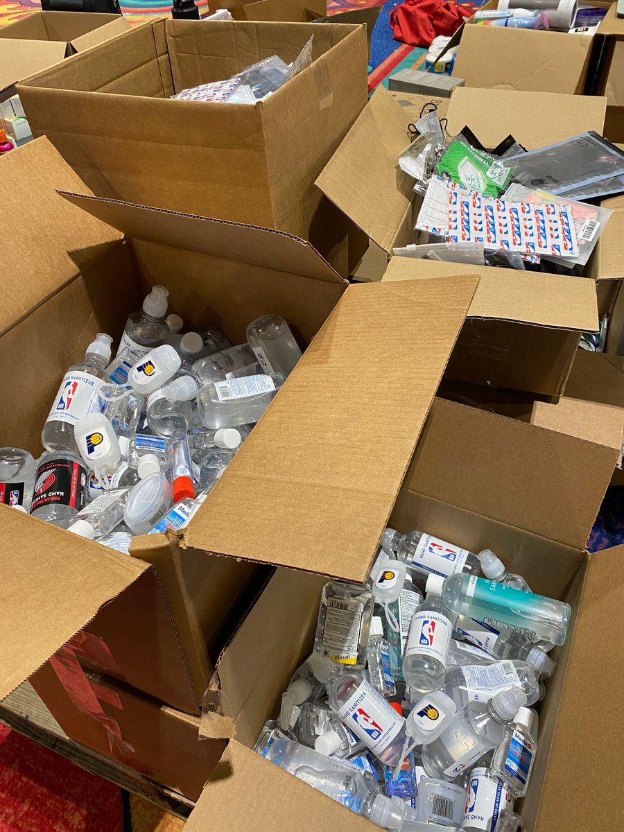 The @Pacers along with other @NBA players and teams have donated 61 pallets of apparel, snacks, sporting goods, and lots of hand sanitizer(❗️) to local non-profits and schools in the Orlando community after leaving the bubble!
.
#NBATogether https://t.co/0ntGTua8Rz