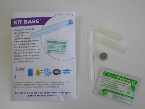 2/25 Le crack est un mélange chauffé de cocaïne, de bicarbonate ou d'ammoniac et d'eau. On peut le fumer avec un "Kit-base" distribué par les associations (à gauche) ou l'injecter avec un kit d'injection (à droite) même si cette méthode est beaucoup plus rarement pratiquée.