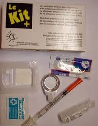 2/25 Le crack est un mélange chauffé de cocaïne, de bicarbonate ou d'ammoniac et d'eau. On peut le fumer avec un "Kit-base" distribué par les associations (à gauche) ou l'injecter avec un kit d'injection (à droite) même si cette méthode est beaucoup plus rarement pratiquée.