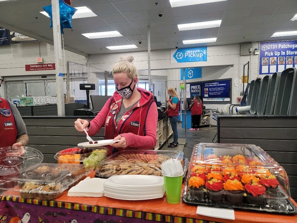 Lowe’s 2731 Cashier appreciation month! #cravingscart! #Sweettreats! #Sweetcashiers! Not only are we serving up the goods,but we are dishing up some red stars as well for some shining stars!! @2731Lowes @NigrelTim @jmarigiuli <a href="/saugust15/">Brosky</a> <a href="/EricaOlsen2731/">Karrat</a>