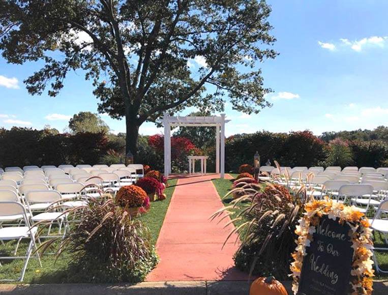 Fall wedding season is among us! 🍁

Start planning your wedding at Paint Creek Country Club today. Visit us at paintcreekgolf.com to get started. 
-
#wedding #fallwedding #weddingseason #weddingszn PC 📸: @studioa517 @displaygroup