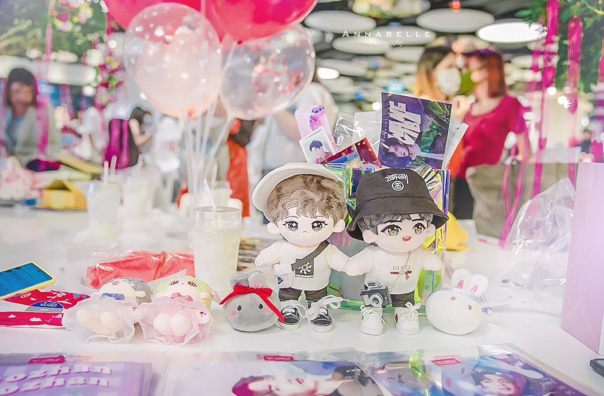 _ANNABELL_'s tweet photo. พล็อพและตุ๊กตาในงานน่ารักมาก โอ๊ยเฉพาะตุ๊กตาที่เป็นป๋อจ้าน น่ารักเหมือนมากกกฮ่าๆๆ ชอบบบบบบบ อยากอุ้มกลับบ้านมาก

#Shesees08051005 #onceinmemorybjyxth #ป๋อจ้าน #BJYXSZD #bjyx #BoJunYiXiao #博君一肖 

#AnnabellePhotography https://t.co/N9LfYAZZDr