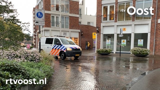 Gewapende beroving in Deventer, politie doet onderzoek. #rtvoost.