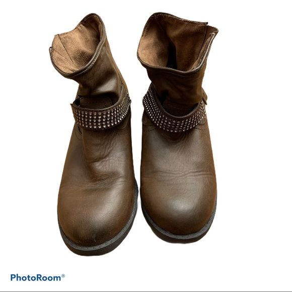 So good I had to share! Check out all the items I'm loving on @Poshmarkapp from @ashleymarie638 #poshmark #fashion #style #shopmycloset #so #ugg #courreges: https://t.co/b9cVb2yNXO https://t.co/boahN3quCi