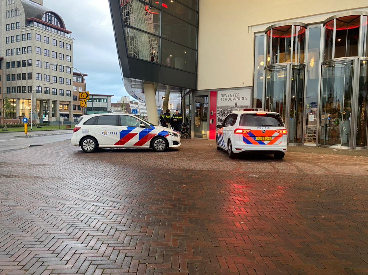 Gewapende beroving op Boreelplein in Deventer, politie zoekt twee verdachten .