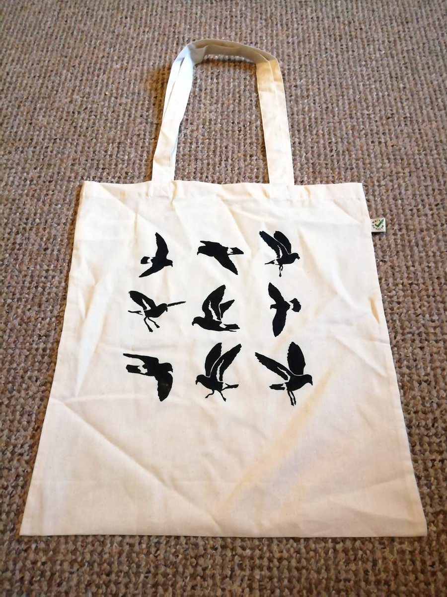 EllaLillyy's tweet image. Been working on new seabird designs to screenprint onto bags/shirts. Here's a sneak peak of my storm petrel design. More to come &amp;amp; hmu with your animal suggestions!
