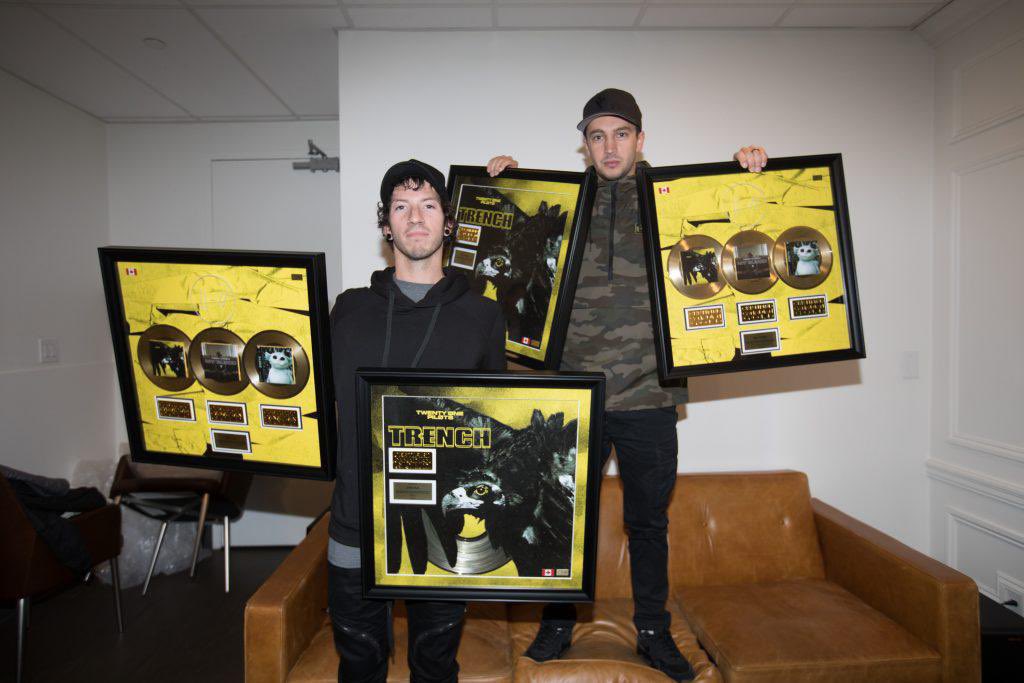 TOPMexicoClique's tweet photo. ✨🌼💛 H A P P Y 2nd B I R T H D A Y #TRENCH 💛🌼✨ @twentyonepilots #streamTrench #welcometotrench https://t.co/aXbq2iMzCN https://t.co/85SWKNL69D