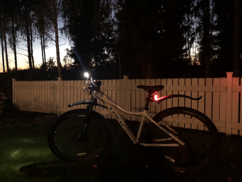 TuomasSinkko's tweet photo. Pimenevät illat, hämärtyvät aamut. Nyt viimeistään kannattaa laittaa pyörän valaistus kuntoon! Esimerkiksi Prismasta löytää valosettejä alkaen 3,49€, ei paha. #elämänturva #prisma https://t.co/pXF5ckUU8p