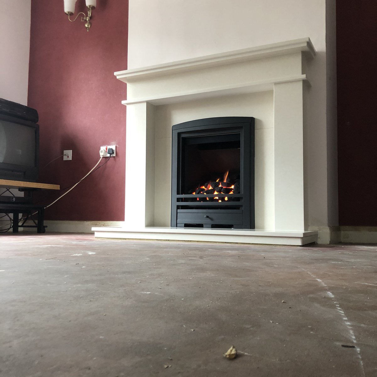 BdlGas's tweet image. Removed this condemned 40yr old  fireplace to install the Lewis marble fireplace along with @cJfires Paragon one gas fire with coal fuel bed, remote control &amp;amp; cast arch fascia in black #BDLGAS