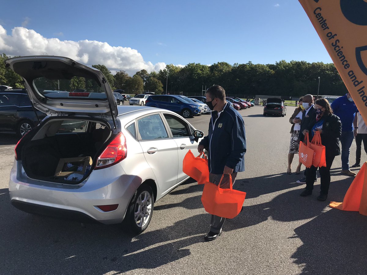 COSI's tweet photo. Thank you again to @ParmaSchools, @ParmaMayor, @MarlaperezD, @NASAglenn, @JeffaCrossman, @nickieantonio, @GLScienceCtr and everyone else who came out this morning to help us distribute #LearningLunchboxes. Your dedication to #STEM learning makes a difference. π§ͺ 𧬠https://t.co/UQvDvhIe19