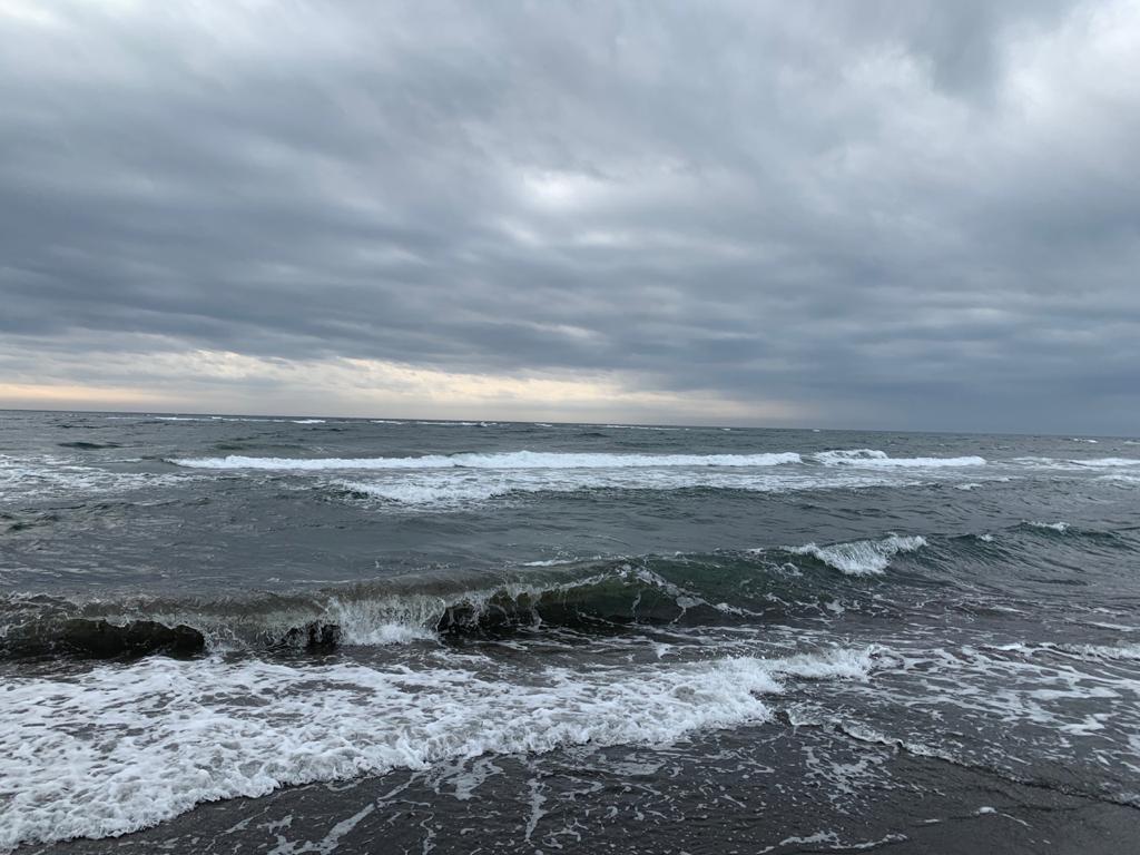 Площадь Охотского моря превышает 1,6 млн км². На занимаемой им территории можно было бы разместить Тунис 10 раз, Польшу — 5 раз, Турцию — 2 раза, а Сингапур — более 2000 раз. А по объёму оно превосходит озеро Байкал, крупнейший пресноводный водоём на нашей планете, в 55 раз!