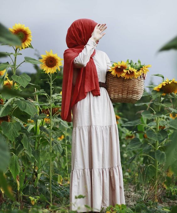 كلما أمْعَنْتُ فِكرًا
زادَ فيّ الطّينُ بِلّةْ

أنتِ يا حسناءُ لُغْزٌ
ما اسْتَطعْنا بعْدُ
حَلّهْ!! 

#اقتباس