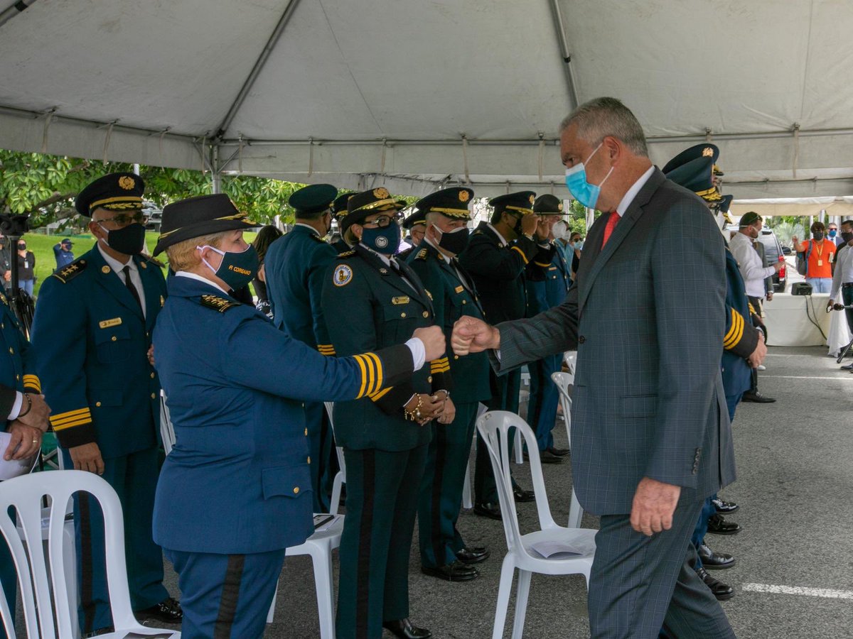 trschatz51's tweet photo. Rindiendo homenaje póstumo a los Policías Caídos en el Cumplimiento del Deber. @SenadoPR https://t.co/wVzIPwiRhT