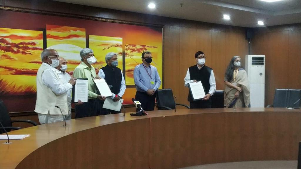 prasarbharati's tweet image. Prasar Bharati CEO @shashidigital, Principal Scientific Adviser to GOI @PrinSciAdvGoI and IFFCO MD @drusawasthi signed a tripartite MoU today, to facilitate Production and Telecast of Half an Hour Programme series on Agriculture Technology and Innovations on @DDKisanChannel.