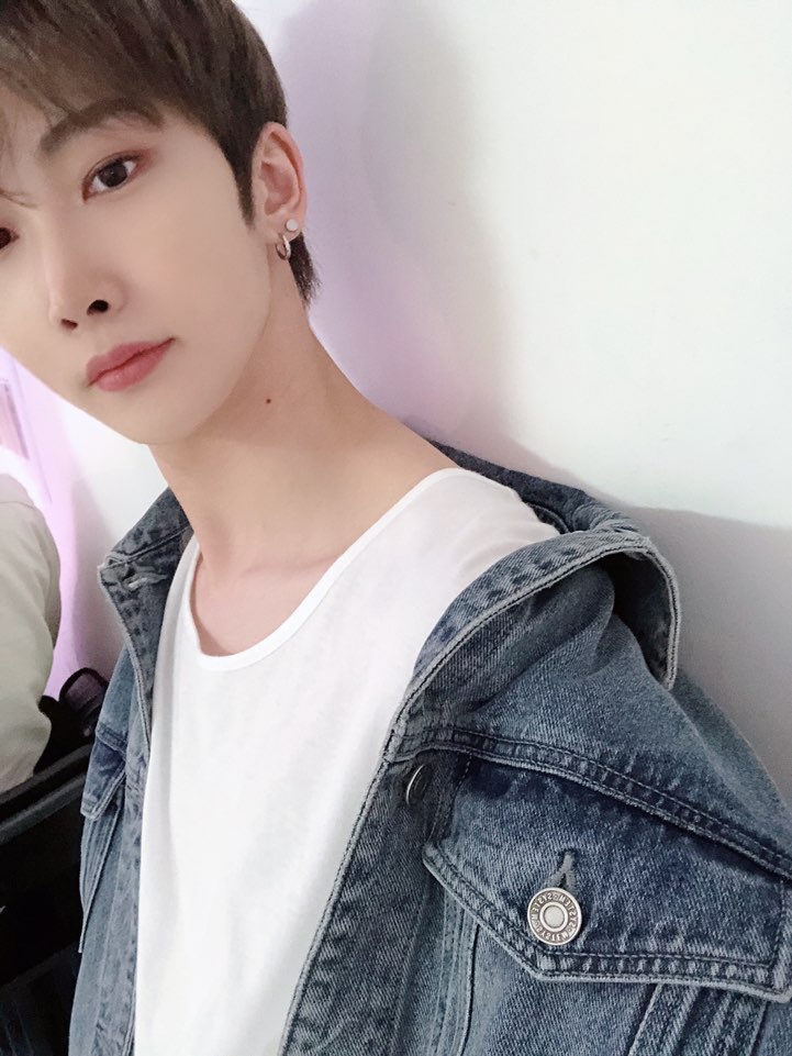 VRVR_VERIVERY's tweet photo. @by_verivery 201005 | Twitter VERIVERY | #HOYOUNG
Selfie azul*
#베리베리 #VERIVERY #비러 #VERRER #Esperanos
*haciendo referencia a la mezclilla(?) https://t.co/QbOqj1ejM0