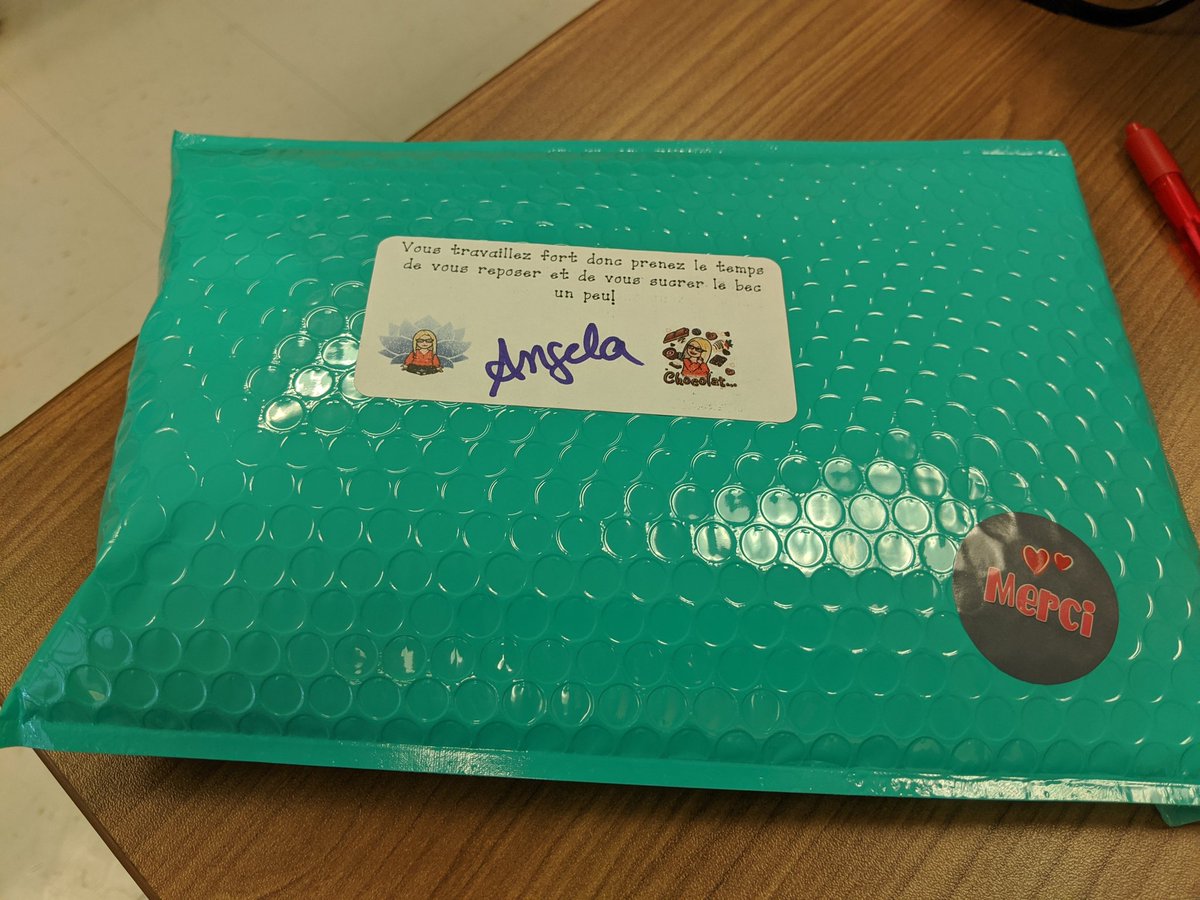 Merci <a href="/AngelaCertosini/">Angela Certosini</a> pour ce petit cadeau rempli de petites surprises sucrées en cette journée internationale des enseignants. <a href="/ecolecatholique/">CECCE</a>