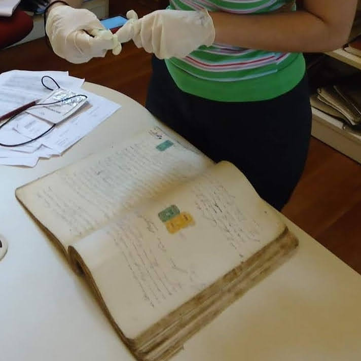 Por que "ao rés do chão"?
1) Porque pretendemos fazer uma história global do direito que privilegie a pesquisa nos mais diversos arquivos locais. Por isso, uma das principais iniciativas do projeto é a organização de acervos judiciais: ao rés do chão do arquivo. [1/3]