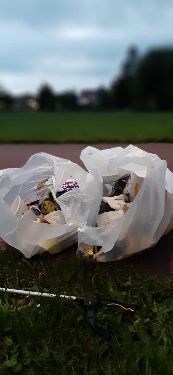 Een paar stappen voor het donker en we hadden alweer 5 kilo zwerfafval te pakken. Catch of the day was wel een Lidl-tas gevuld met stokbrood, brie, sap, en nog wat lunchdingen.
#trashwalkers #meppel #zwerfafval #frisseneusgroeneberm