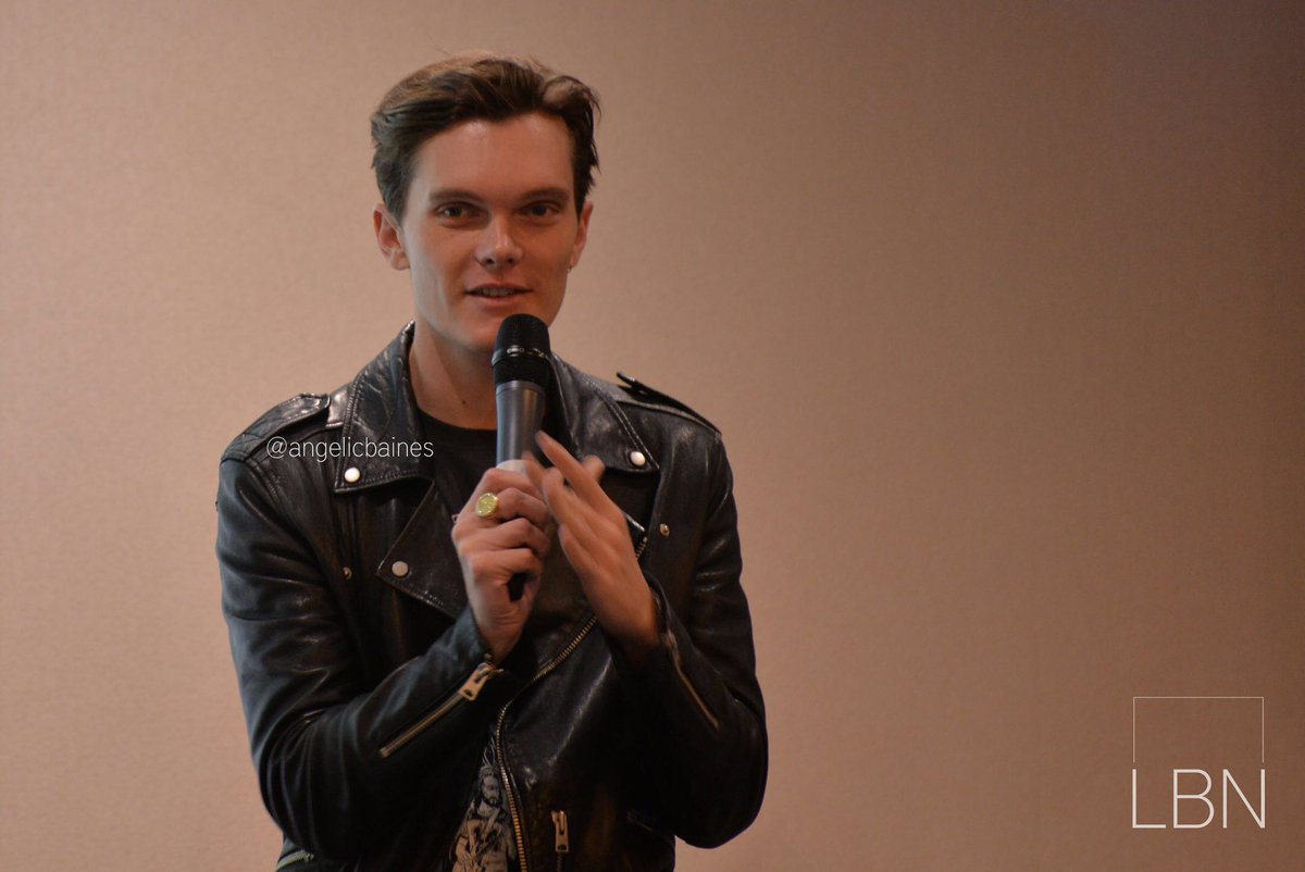 LukeBainesNews's tweet photo. 📸 | #PANCON2 throwback [1/2]

I realized I had never really shared any photo I took of @LukeBaines during panels so here are a few of them as a 1 year throwback. 

Do not repost without credit or crop/photoshop my watermark out please. 

#lukebaines #lukebainesnews https://t.co/ejZlhhW61j