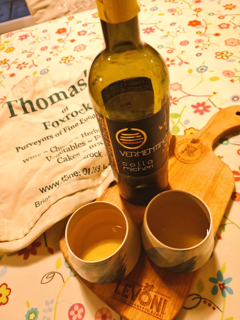 Monday winespiration 😋 great tasting #vermentino <a href="/Italicatessen/">Italicatessen</a> in <a href="/CrannmorPottery/">HilaryJenkinson</a> bespoke wine cups. Good start to the week #foxrock #shoplocal