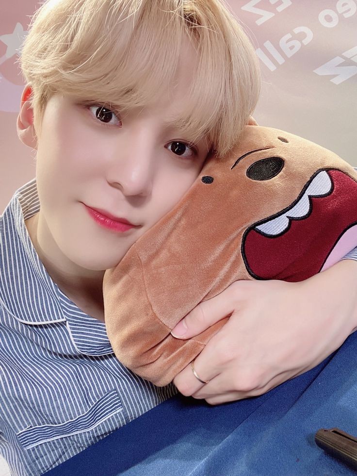 Ateez_BGent's tweet photo. Hey atiny! Como estão? Espero que bem hm? Yunho veio da uma boa tardinha para todos e não se esqueçam estaremos amanhã na @IDOLRADIORP , amanhã terá spoilers sobre nosso novo álbum fiquem de olho em nosso canal terá novas informações!!!!!!!! yunho ama vocês #ateez #Yunho @HV_ENT https://t.co/jziLm2APtN