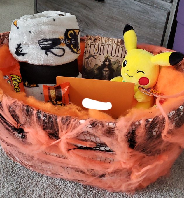 Ok so now that she finally got it i can show off the gift basket that i made @sleepyyyyybxtch im so proud