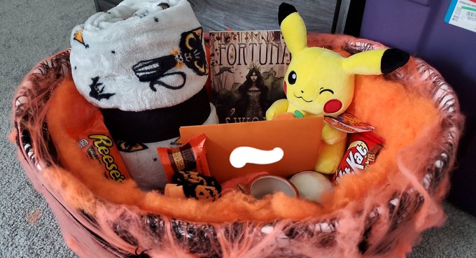 Ok so now that she finally got it i can show off the gift basket that i made @sleepyyyyybxtch im so proud
