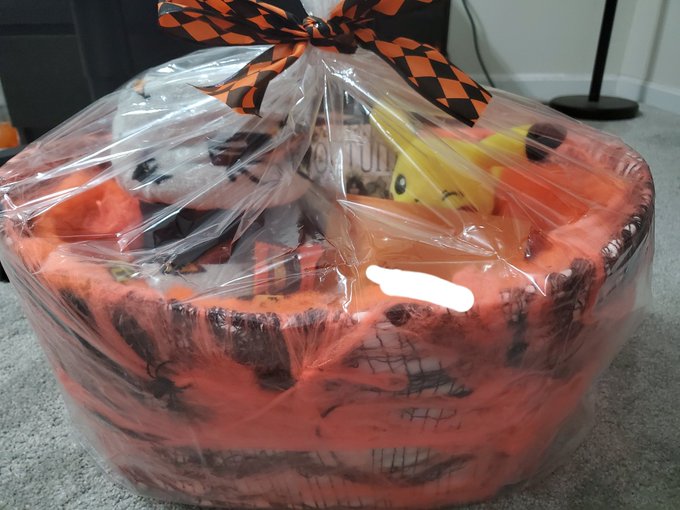 Ok so now that she finally got it i can show off the gift basket that i made @sleepyyyyybxtch im so proud