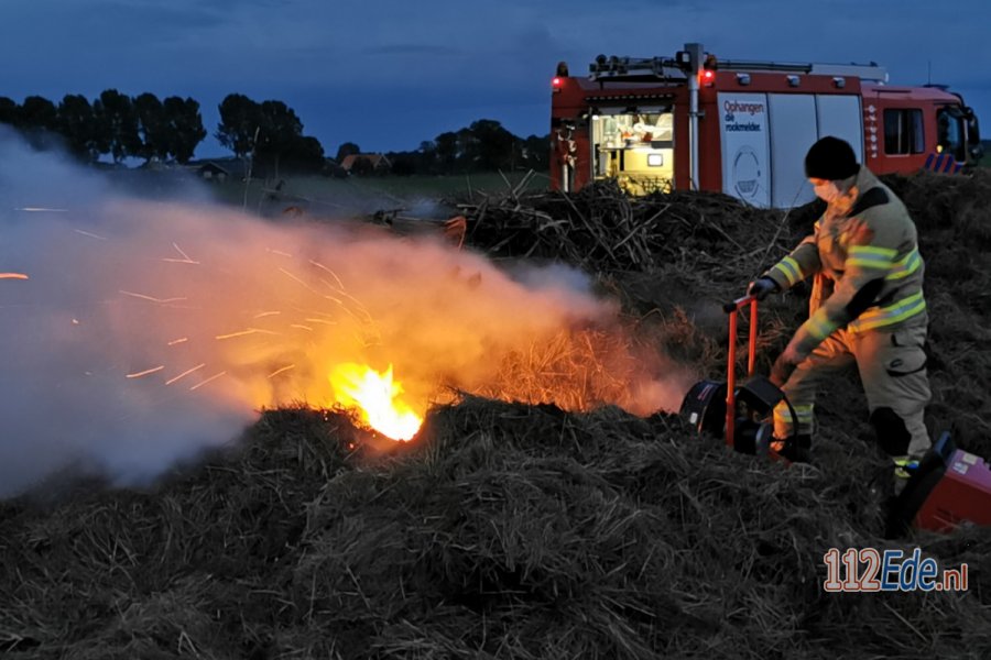 Brandweer druk met flinke hooibrand in #Bennekom. 112Ede.