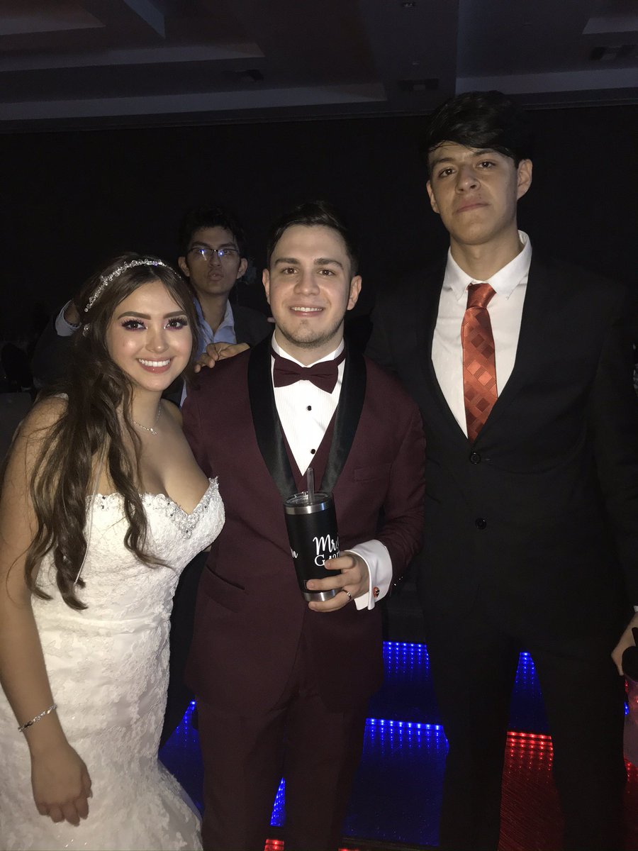 elyost_'s tweet photo. Saben de sobra lo mucho que los quiero y admiro, les deseo que este sea el primero de muchísimos aniversarios de #BodaSebari. https://t.co/TYl9rUSGLd
