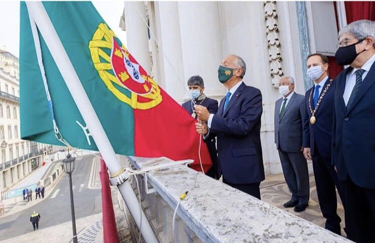 lizmelchor's tweet photo. Today is a national holiday in Portugal. These are the photos of President raising the flag and the official ceremonies. Portugal has 770 Covid cases per 100k; the USA has 2235. Notice any differences to #RoseGardenMassacre? https://t.co/vfKr6j12Rp