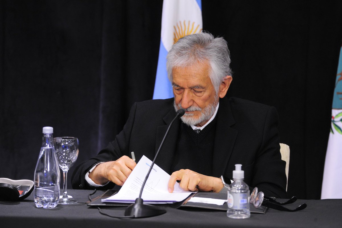 Junto a la ministra de las Mujeres, Géneros y Diversidad de la Nación, <a href="/EliGAlcorta/">Eli Gomez Alcorta</a> y la secretaria de la Mujer, Diversidad e Igualdad, <a href="/AyelenMazzina/">Aye Mazzina</a>, firmamos el convenio para la implementación del Programa Acompañar destinado a mujeres y LGBTI+.
#SanLuisNosUne