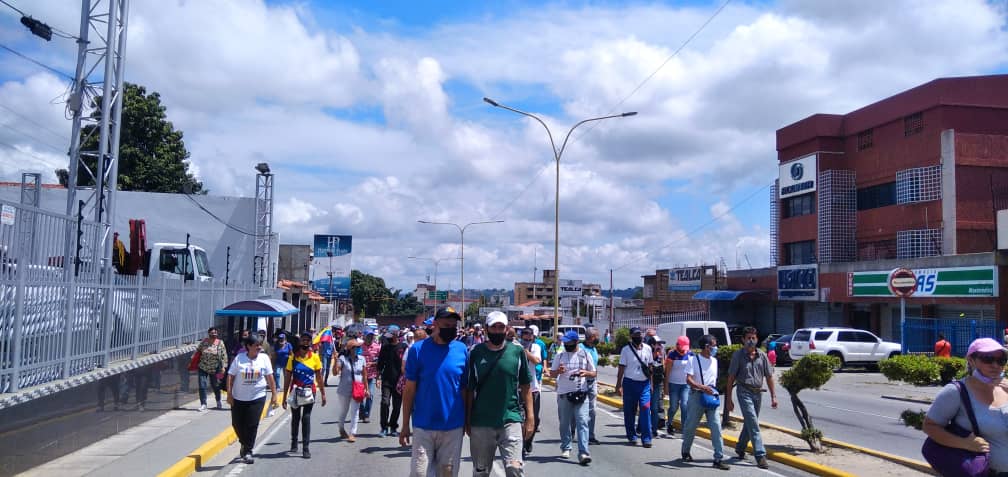 movinotinto's tweet photo. #MVInforma || Movilización de docentes en Valera #Trujillo comenzó frente al Liceo Rafael Rangel, subió por el centro de la ciudad, pasando por la Defensoría del Pueblo. Entregaron documento en Inspectoría del Trabajo. Fueron vigilados por la PNB #DiaMundialDeLosDocentes #5Oct https://t.co/zyd3UN0TxY