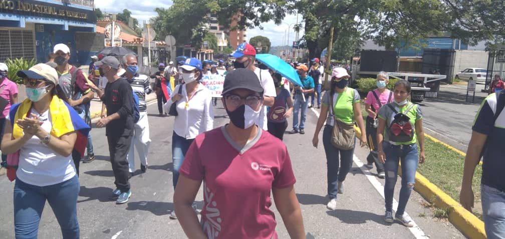 movinotinto's tweet photo. #MVInforma || Movilización de docentes en Valera #Trujillo comenzó frente al Liceo Rafael Rangel, subió por el centro de la ciudad, pasando por la Defensoría del Pueblo. Entregaron documento en Inspectoría del Trabajo. Fueron vigilados por la PNB #DiaMundialDeLosDocentes #5Oct https://t.co/zyd3UN0TxY