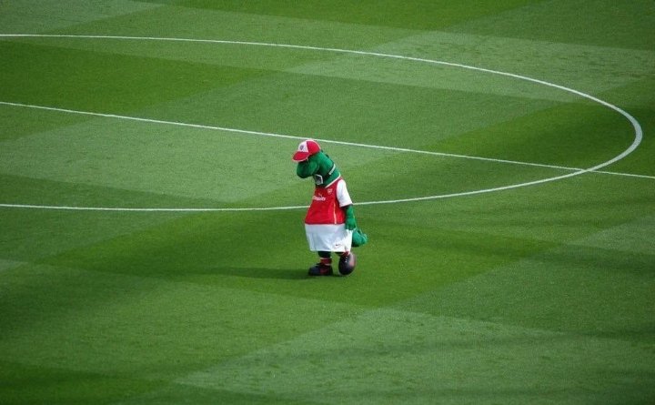 Hey <a href="/TwoPaddocks/">Sam Neill</a>, I have to ask you a favor. This is Gunnersaurus, he is so sad because he's just fired from Arsenal FC. I hope you can welcome him into your house. Think of all the homeless dinosaurs #GunnersaurusSinTecho
