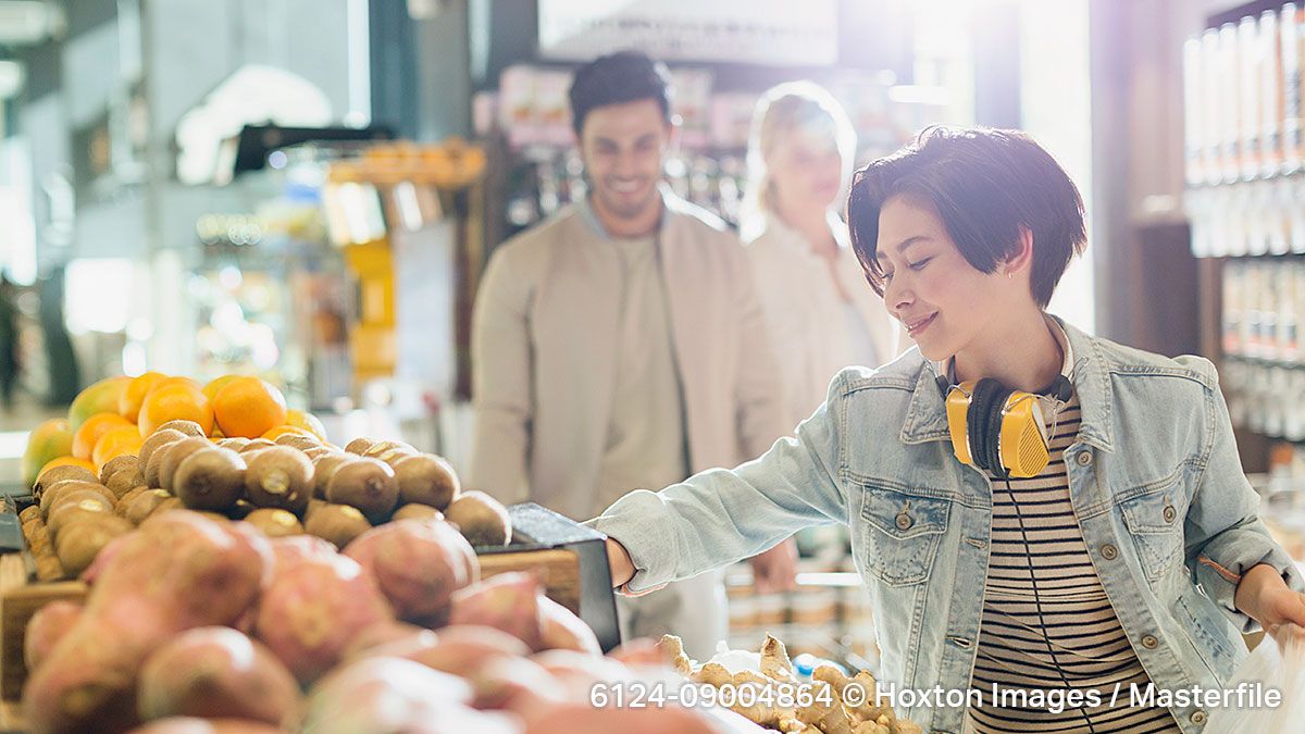 Masterfile's tweet image. In many cities, pre-pandemic, convenience was king even when grocery delivery was a fraction of what it is today. Has the pandemic forever changed how we get our food, who makes it—and for the better? See grocery trends images: buff.ly/3hZY1YG