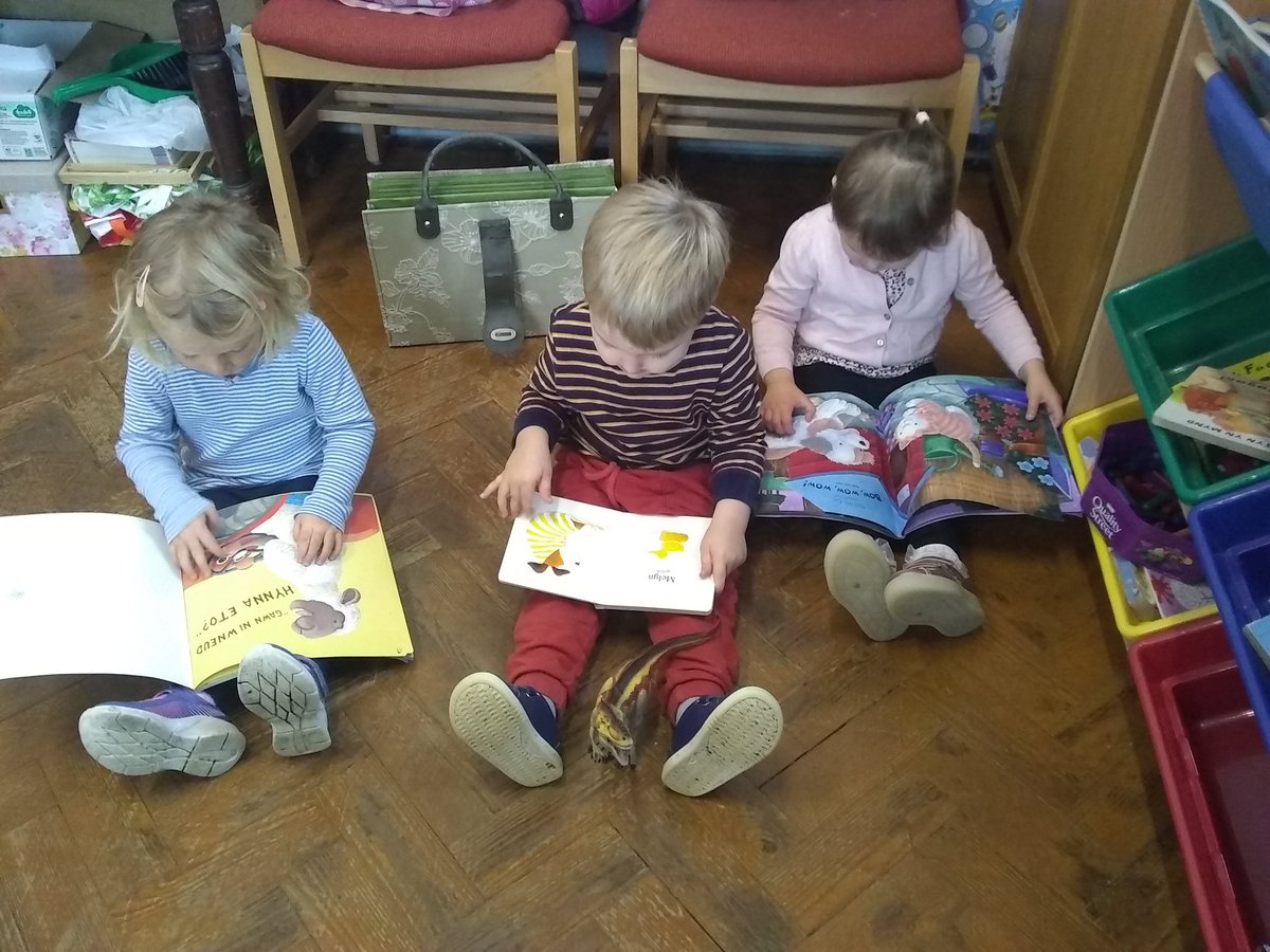 Jac_Y_Do_2019's tweet photo. Amser Stori/ Story time. #CylchmeithrinDinasPowys #IaithCymraeg #Mwynhau #Annibynol #Yfro @MudiadMeithrin #darllen https://t.co/C24aqnVFzC