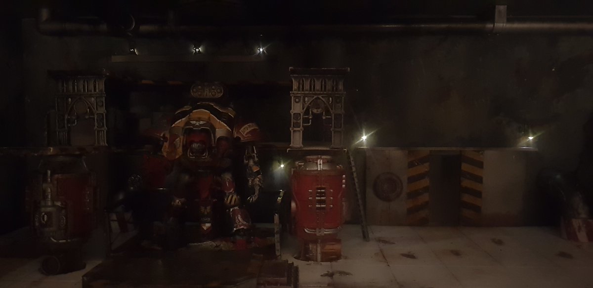 Taken a few more photos of the imperial Knight workshop, hard to get a photo with the lights! So one with the room lights on, one with them off. #40k #Warmongers #WarhammerCommunity
