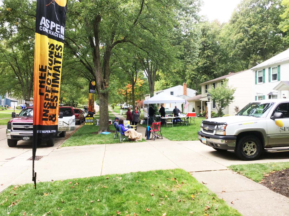 AspenCont's tweet photo. Here's a look inside our roof installation process for Sue Delac one of our #Covers4Others winners. It's our pleasure to be able to ease their burden by providing them with a stable roof. Thanks to a couple of sponsors for this build. @BeaconBuilds @OwensCorning
#FreeRoof https://t.co/yTDvxyeCuA
