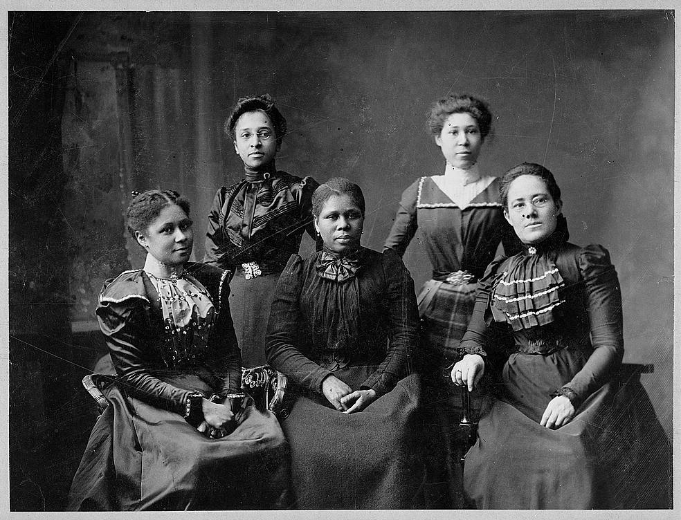 A committee of 250 women organized the event, which was by some accounts, Ida& #39;s first big speech. On October 5th, a crowd gathered at the hall. Like now, the weather was just starting to turn cool, and women likely used the opportunity to premiere their new autumn ensembles.