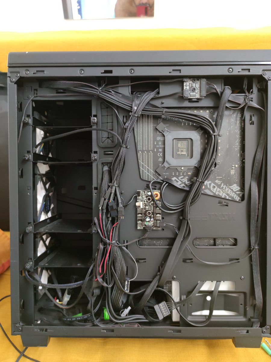 ArvinpalSD's tweet photo. @bitwitkyle Roasting PCs? All righty then, do your worst? 

NZXT H440 Razer Edition
Intel i5 9600k
ROG Strix Z390
Galax 1070ti EX-SNPR White
GSkill Trident 16GB 2666 mhz
Intel 660p 256gb Boot/System Drive
Intel 760p 1tb Gaming Drive
Generic 1440P Monitor (oc'd to 90 hz)
Generic Sound System https://t.co/sw4GROWD7d