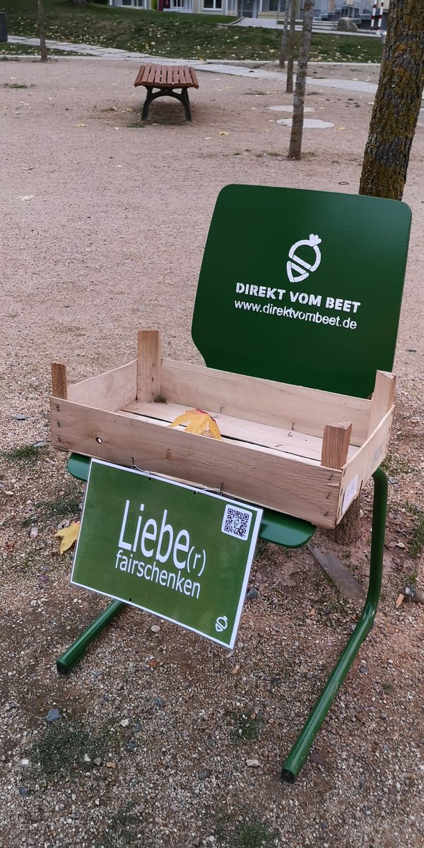 Am Samstag haben wir ein wenig gegen Lebensmittelverschwendung aufmerksam gemacht. Wir wollten zum Nachdenken anregen. Viele Besucher haben fragend vor einen der 10 Stühle gestanden und sich gefragt, ob die Äpfel wirklich kostenlos sind. Am Abend war alles leer. #gemeinnuetzig