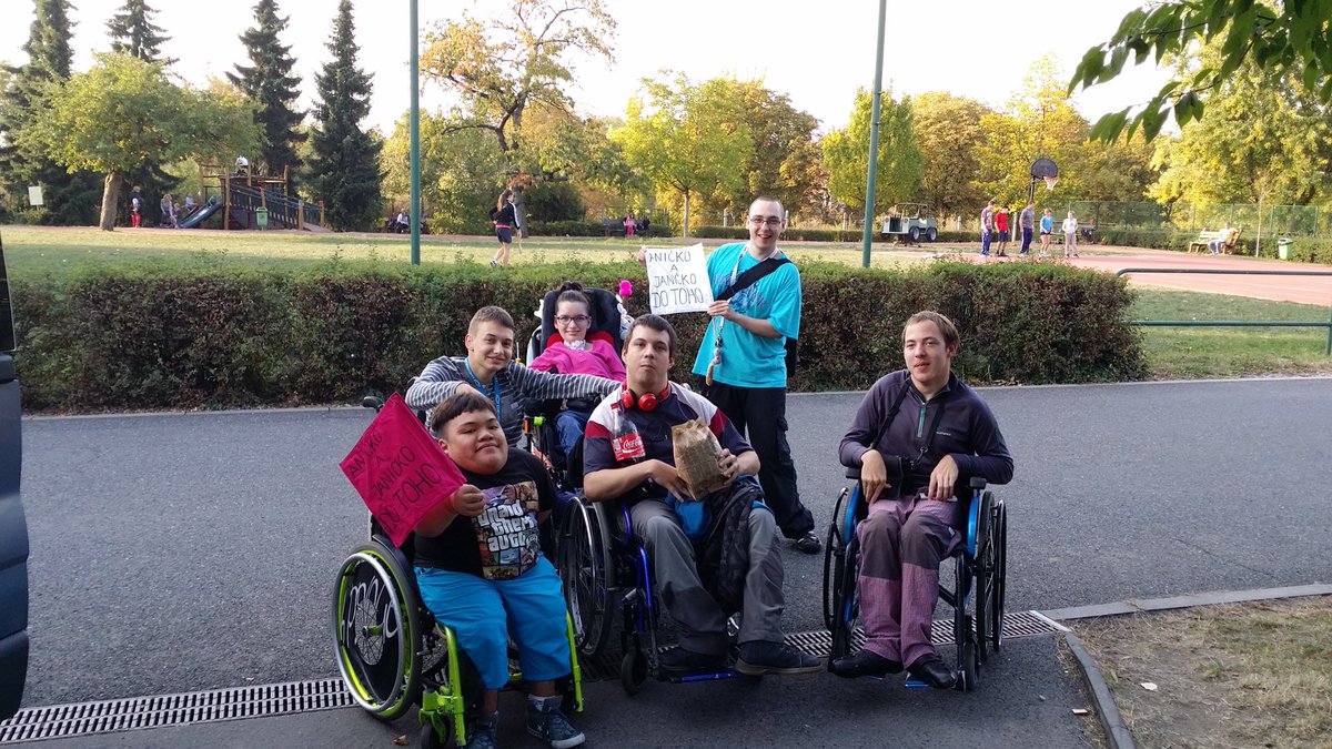 AnnaHlavicova's tweet photo. Malá vzpomínka na středoškolská léta a na naši partu 😃😊 

Tehdy byl svět ještě v pořádku ...

#happymemories #ZpátkyDoMinulosti #Jedle #kamaradi #friends #borimebariery https://t.co/UJHsnHumqo