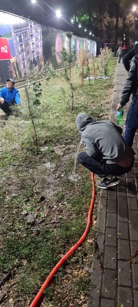 SumsarbekObbO's tweet photo. Есть вода на Раззакова/Токтогула. Жители вынесли шланг на улицу.

- - - - - - - - - - - - - - - - - - - - - - 
Подписывайтесь на наш канал @bashtan_bashta https://t.co/ajwjdfI0KE