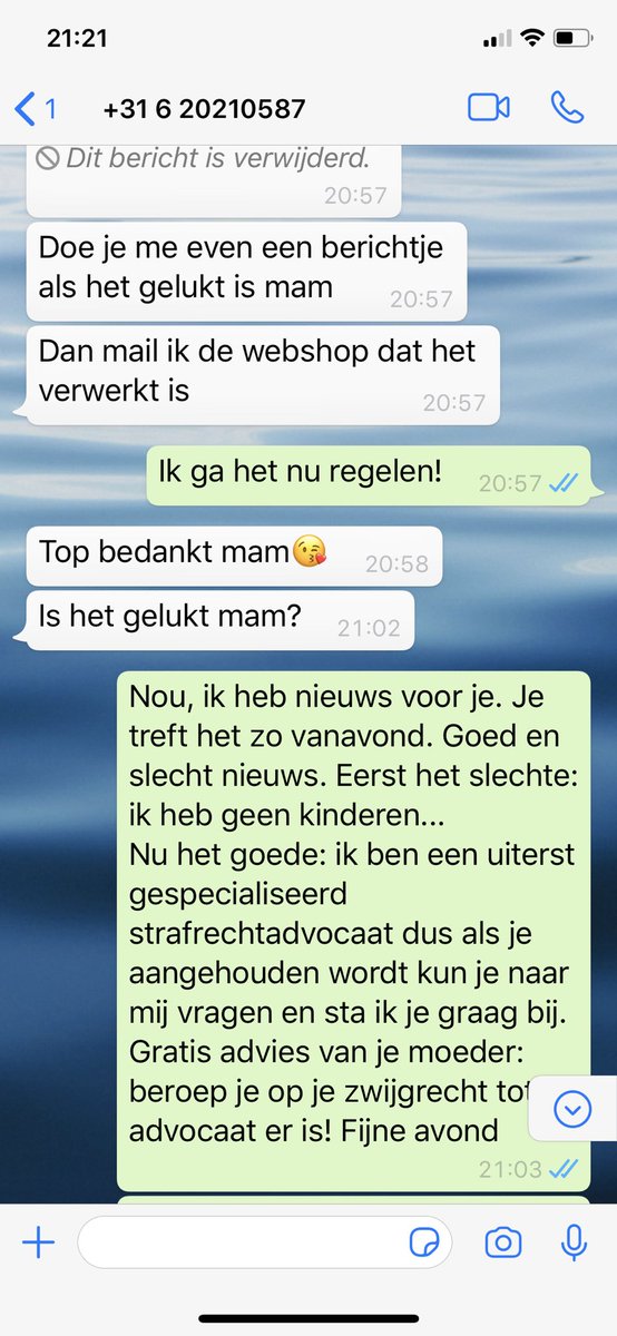 Dubbel gevouwen op de bank, ik hoop mijn ‘zoon’ ook