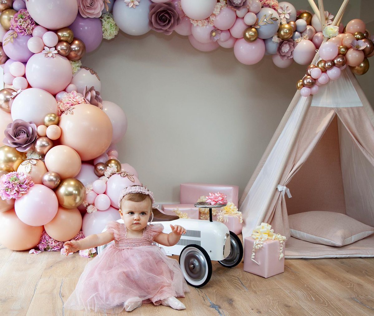 castleballoons's tweet photo. ✨🌸 First Birthday Celebrations 🌸✨

Arla having fun under our organic Floral Fantasy installation. Beautiful photo taken by the talented @parkwin_photography 💫📸

#balloonart #organicballoons https://t.co/ZoOcK0RCGw
