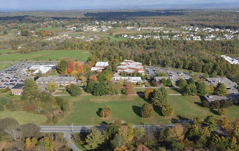 TweetsbyCoachP's tweet photo. Our campus is beautiful and even though it’s a small town there are a ton of things to do! 

1. Lake George is one of the most visited lakes in the nation 

2. There’s a Six Flags in town 

3. Near NYs Capital Region 

4. Adirondack Mnts are BEAUTIFUL 

5. Dorms on campus https://t.co/cxWVbcpFZJ