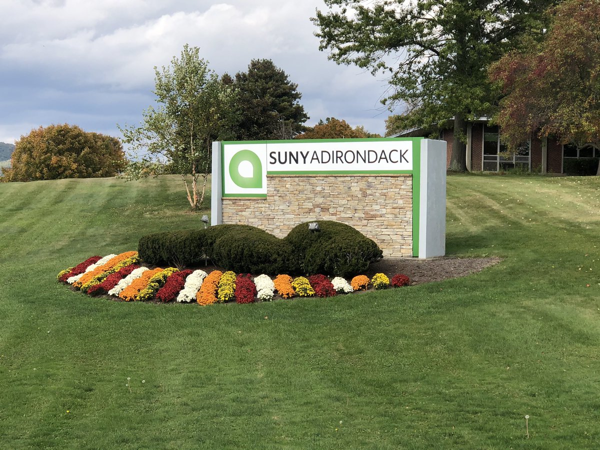 TweetsbyCoachP's tweet photo. Our campus is beautiful and even though it’s a small town there are a ton of things to do! 

1. Lake George is one of the most visited lakes in the nation 

2. There’s a Six Flags in town 

3. Near NYs Capital Region 

4. Adirondack Mnts are BEAUTIFUL 

5. Dorms on campus https://t.co/cxWVbcpFZJ