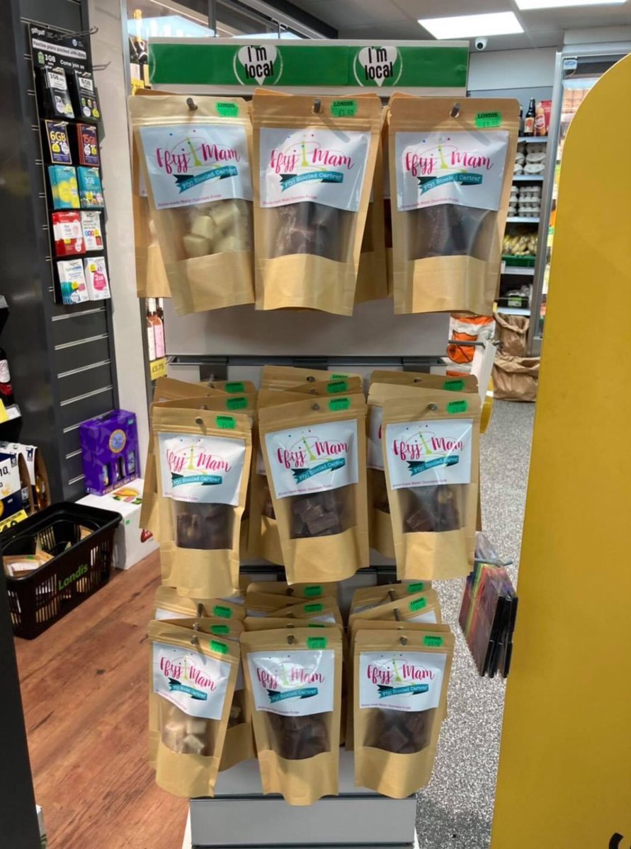 ffyjmam's tweet photo. 🌟 Ffyj Mam now available at Londis, Y Felinheli 🌟

Flavours that are available:
🌟White
🌟White with raspberries
🌟Baileys
🌟Crunchie
🌟Maltesers
🌟Dark choc with after eight
🌟Mint
🌟Maltesers
🌟Galaxy
🌟Salted caramel with Halen Môn
#ffyjmam #homemadechocfudge #yfelinheli https://t.co/BtLwKLrmg5